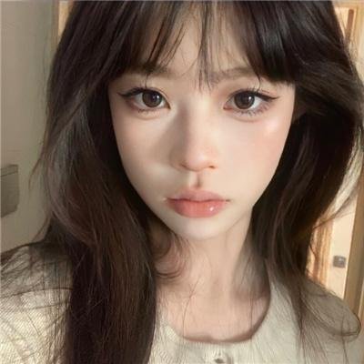 戴流苏耳环的少女